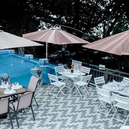 Revelo Beach Club